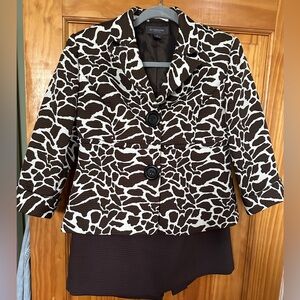 Liz Claiborne giraffe print mini skirt suit. Size 6P